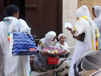 ...i fedeli festeggiano fuori dalla chiesa con focaccia bianca...
